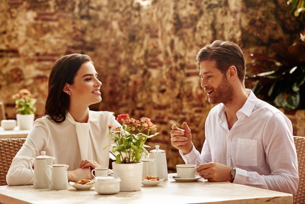 El Embajador, A Royal Hideaway Hotel Santo Domingo Kültér fotó A couple on a date
