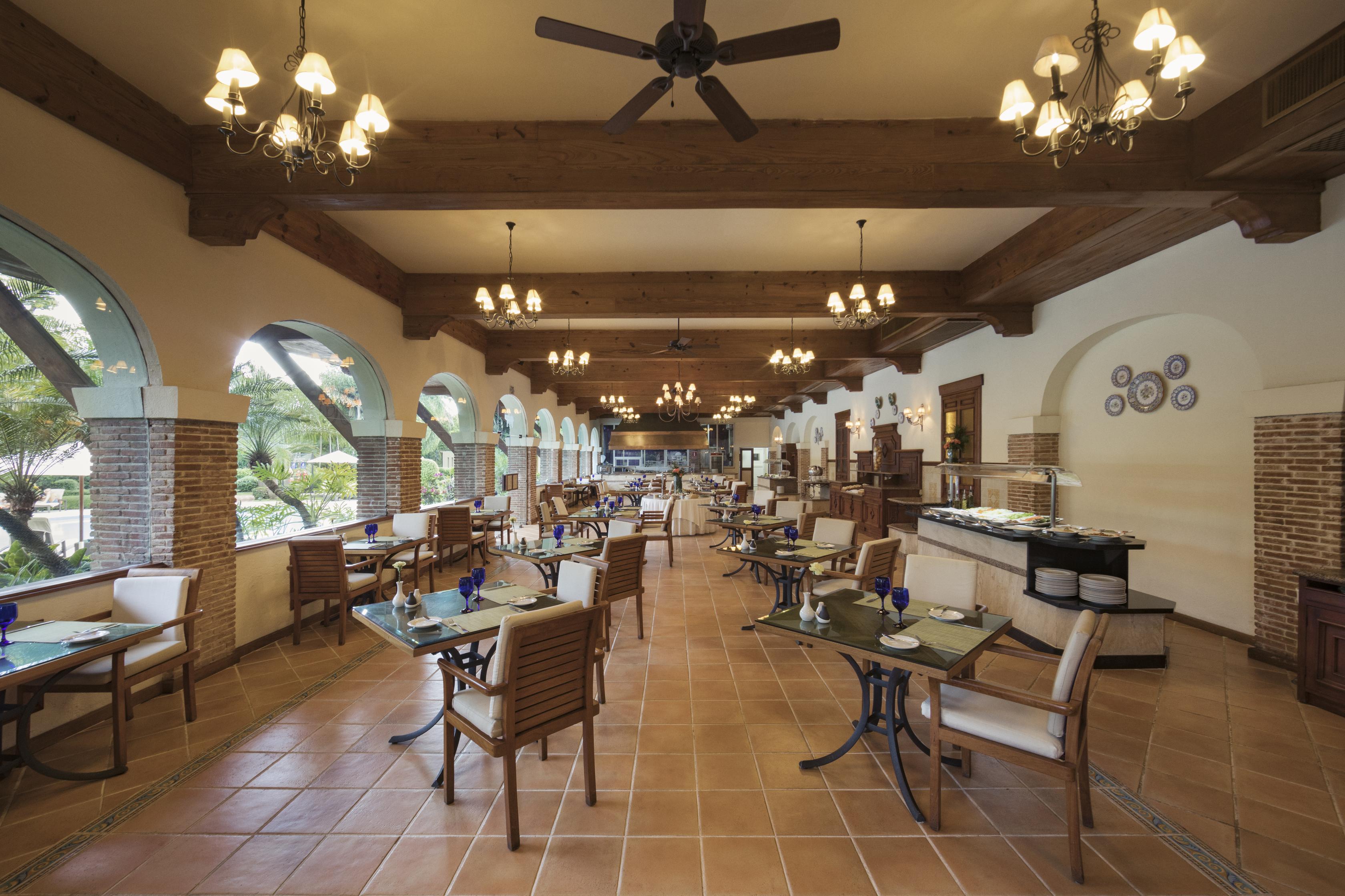 El Embajador, A Royal Hideaway Hotel Santo Domingo Kültér fotó The restaurant at the hotel
