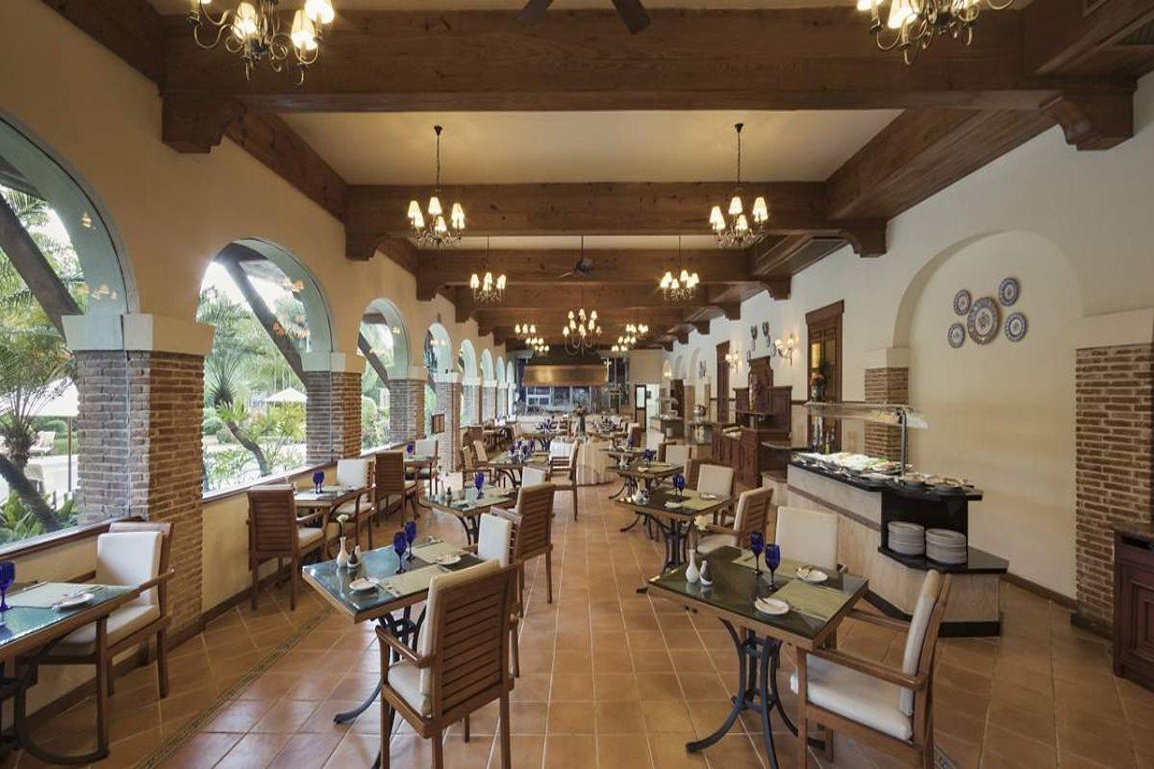 El Embajador, A Royal Hideaway Hotel Santo Domingo Kültér fotó The restaurant at the hotel