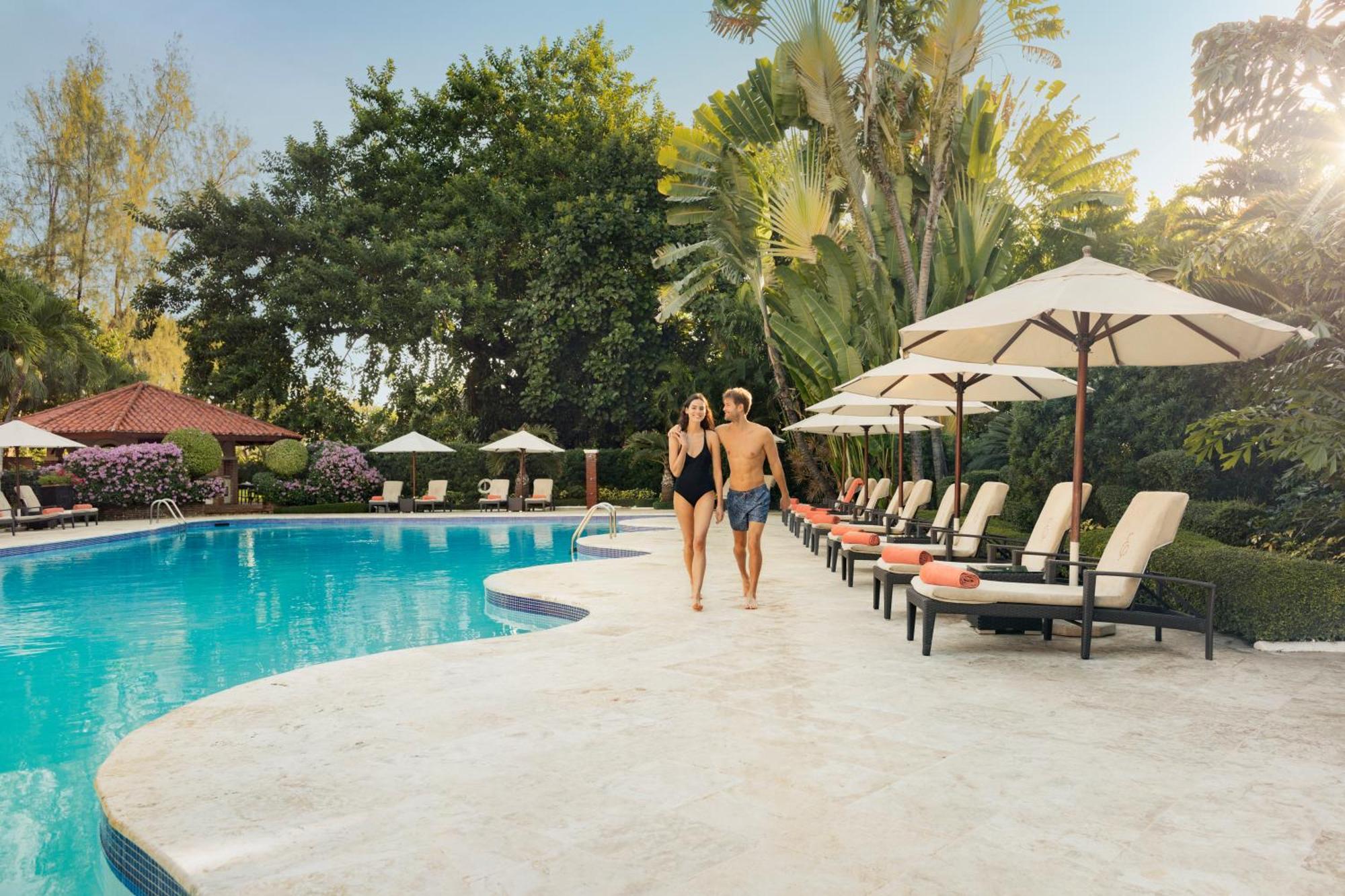 El Embajador, A Royal Hideaway Hotel Santo Domingo Kültér fotó The pool at the Four Seasons Hotel