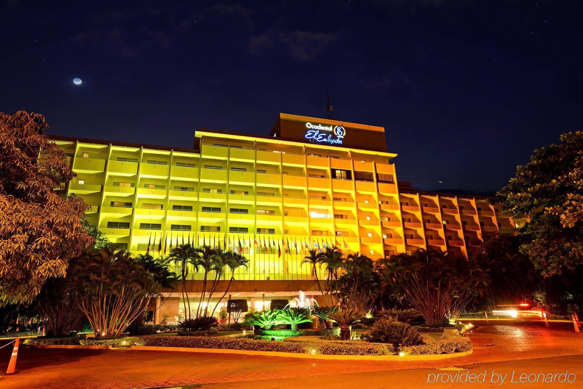 El Embajador, A Royal Hideaway Hotel Santo Domingo Kültér fotó The hotel at night