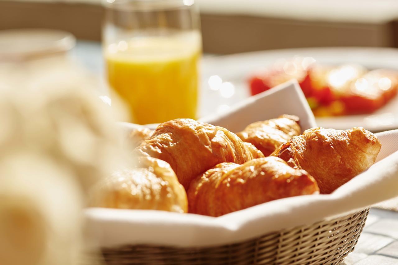 El Embajador, A Royal Hideaway Hotel Santo Domingo Kültér fotó Croissants